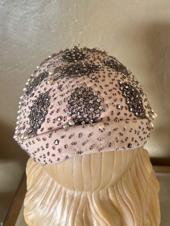 FUN-TASTIC 1950s\' SOFT PINK BEADED COCKTAIL HAT WITH DANGLING PEARLS main image 6